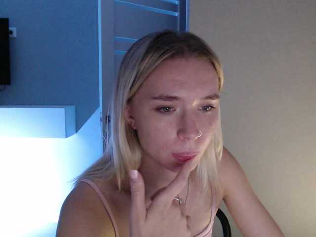 Emily-Hartt live cam preview