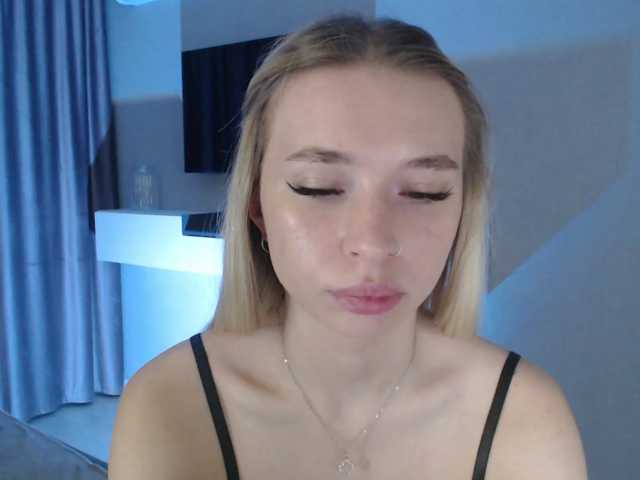 Emily-Hartt live cam on BongaCams