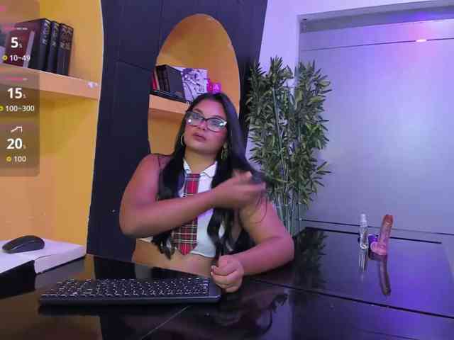 BrunetteExposito