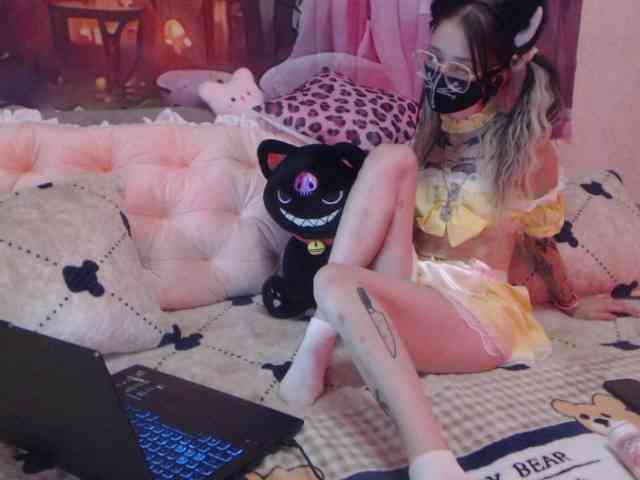 littlenaughtykitten's live room