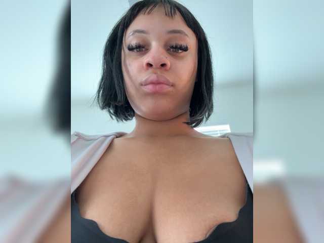 Yourgirlyhazell live cam preview