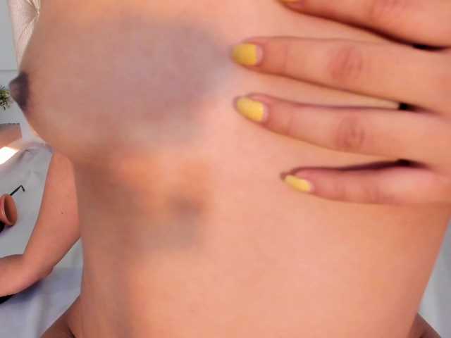 Llittlemaya live cam on BongaCams