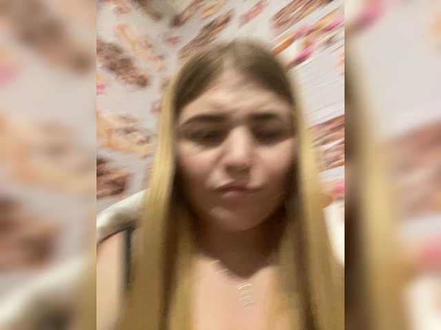 Anetta28, en directo ahora en BongaCams
