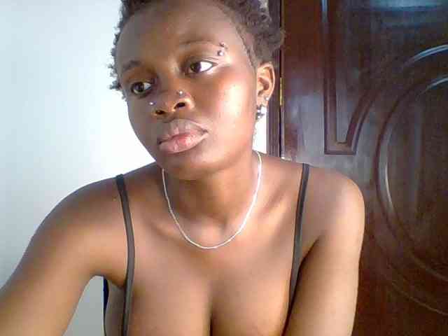 Model: PreggoBeauty