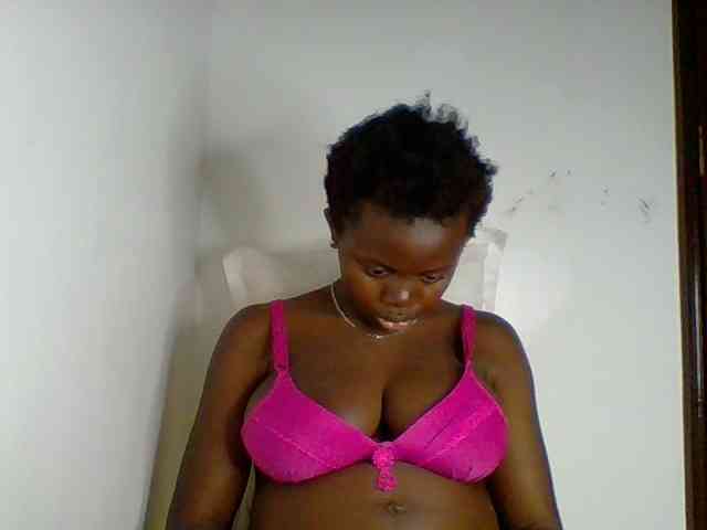 Model: PreggoBeauty