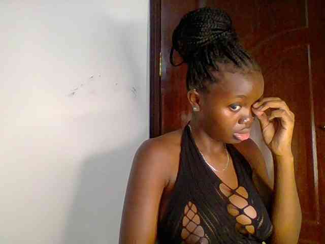 Model: PreggoBeauty