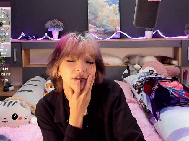 RoxyLienw live cam on BongaCams