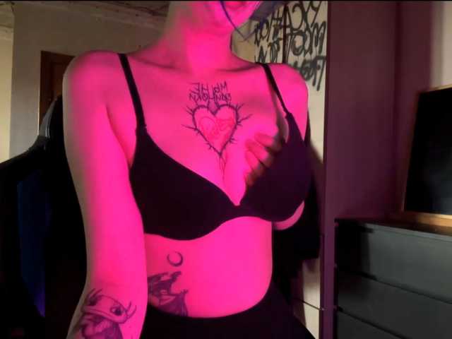 AnnieTouch live cam on BongaCams