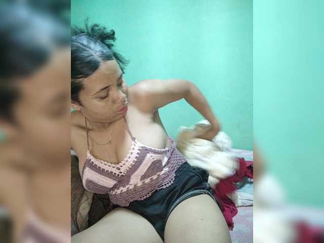 Adele01 live cam on BongaCams