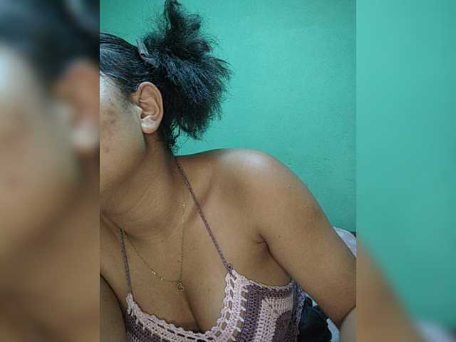Adele01 live cam on BongaCams
