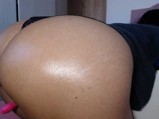 quenn-squirtanal live cam on BongaCams