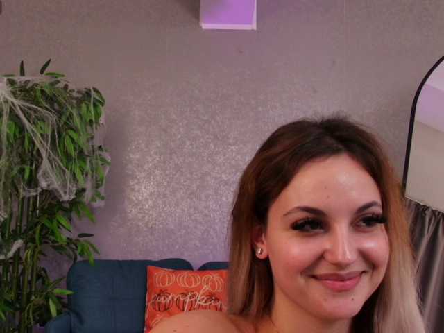 LorraineTease live cam preview