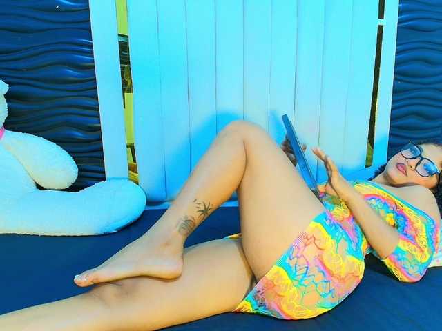 Perla-Brunettte live cam on BongaCams