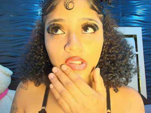 Perla-Brunettte webcam