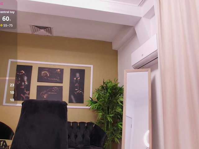 ReynaRushX — live female cam