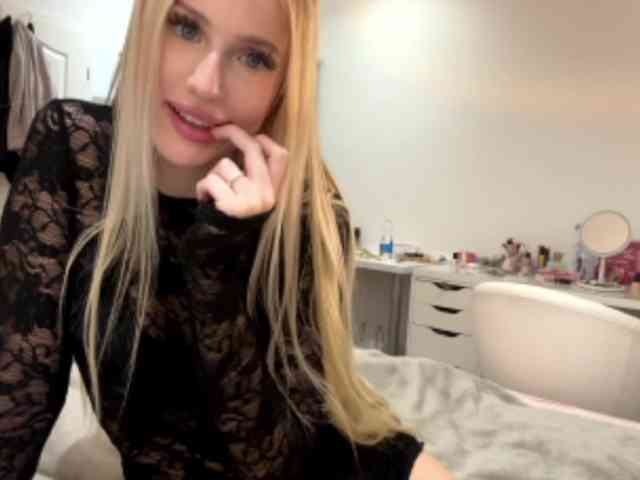 angelalice live female cam on bongacams