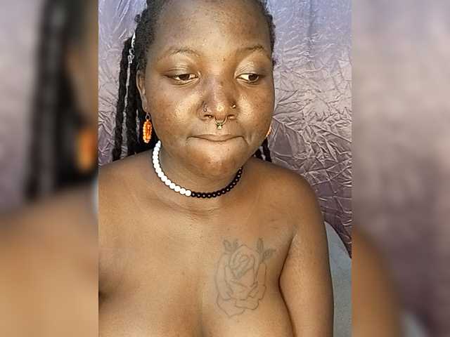 Suckmytirries live cam on BongaCams