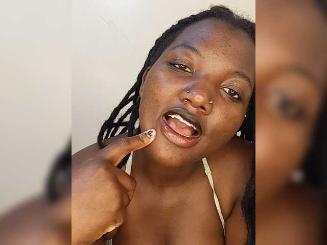 Suckmytirries live cam on BongaCams