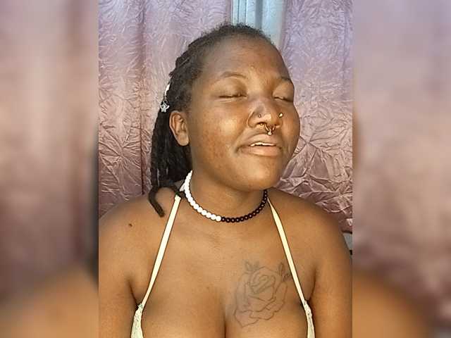 Suckmytirries live cam on BongaCams