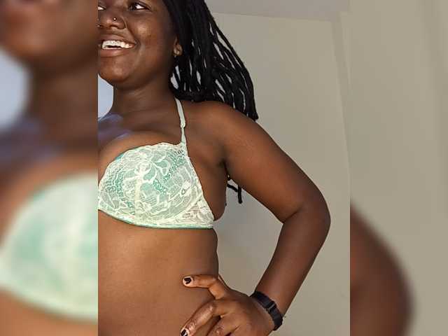 Suckmytirries live cam on BongaCams
