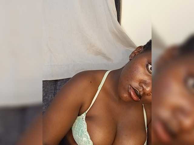 Suckmytirries live cam on BongaCams