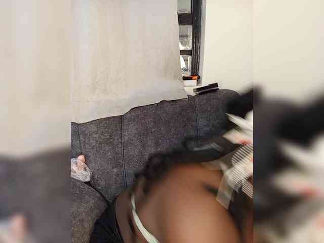 Suckmytirries webcam