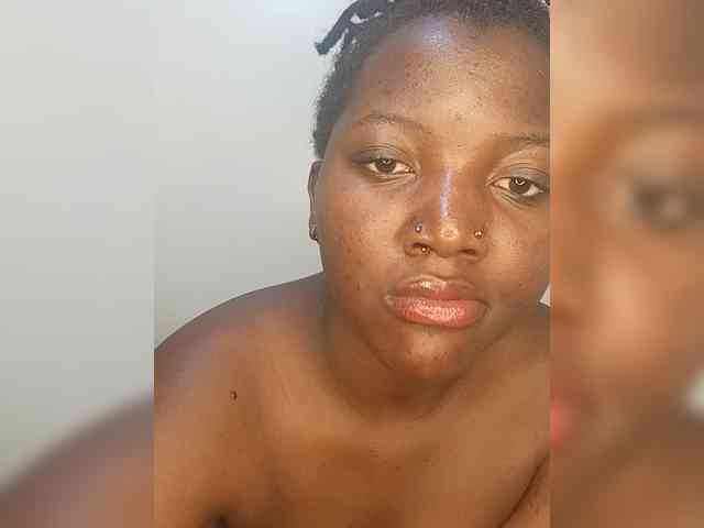 Suckmytirries webcam