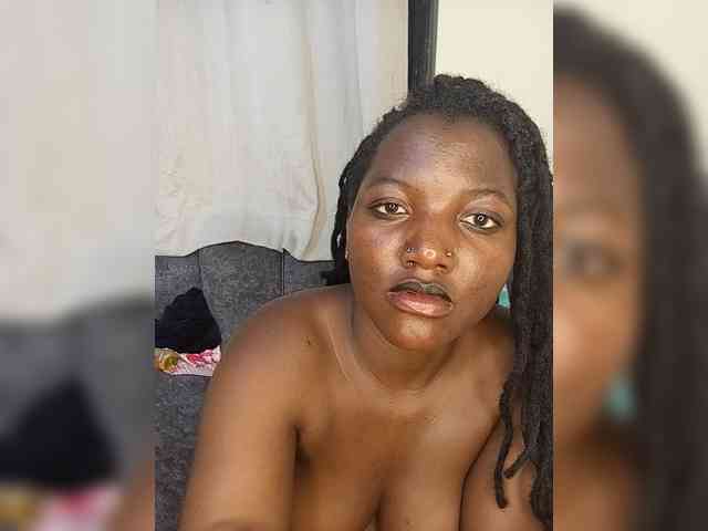 Suckmytirries webcam