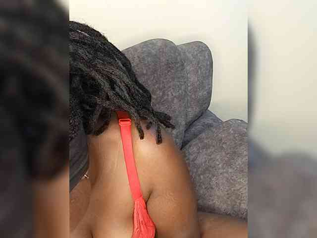 Suckmytirries webcam