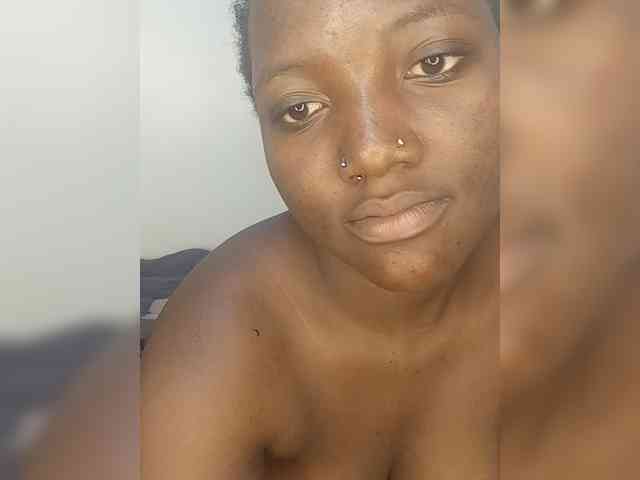 Suckmytirries webcam