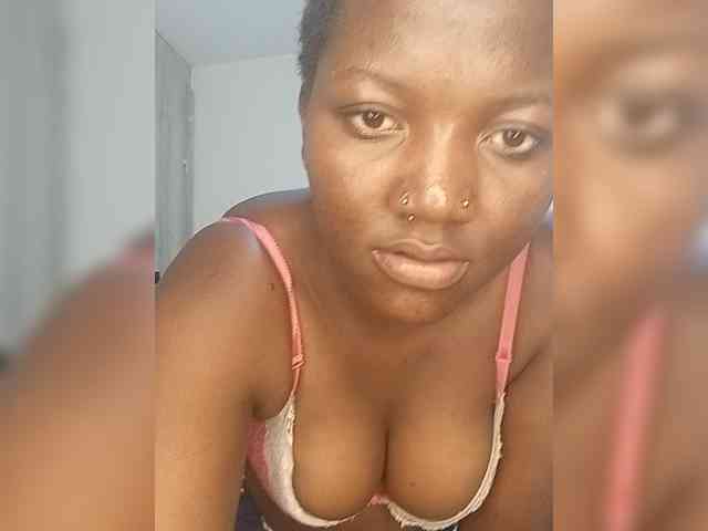 Suckmytirries webcam