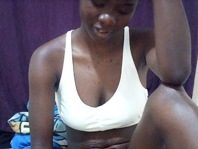 le modèle Idah01 est en webcam porno dans un show sur le site bongacams, il possède les tags suivants: Ebony,Brunette,Hairy