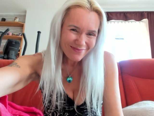 HornyblondBella live cam on BongaCams