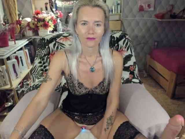 HornyblondBella webcam