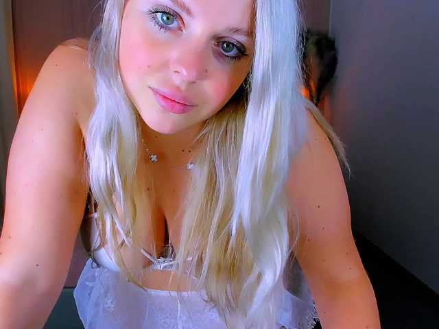 NikollaBlond live cam preview