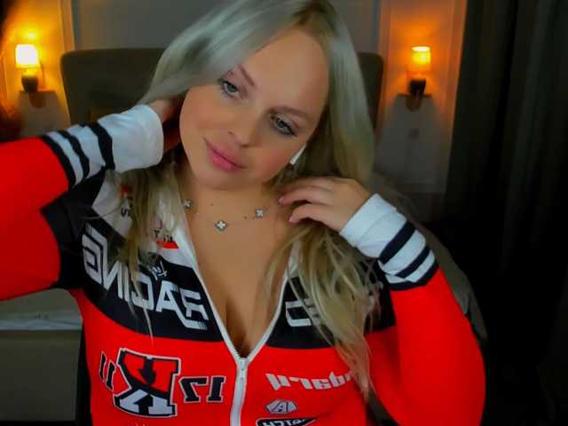 NikollaBlond live cam on BongaCams