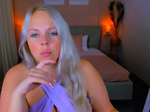 NikollaBlond live cam preview