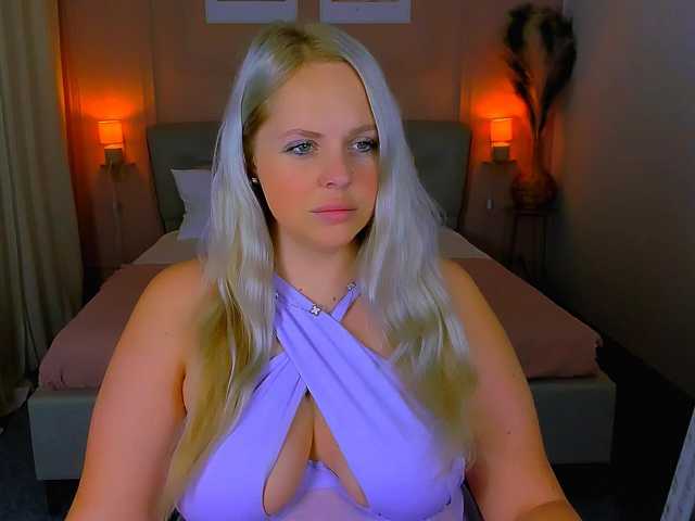NikollaBlond live cam on BongaCams