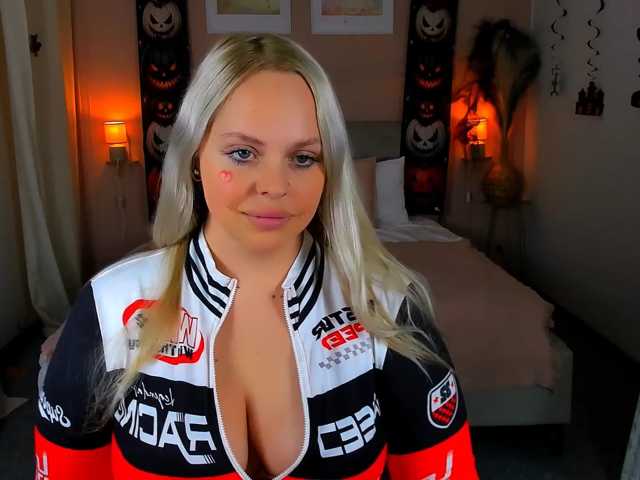 NikollaBlond live cam on BongaCams