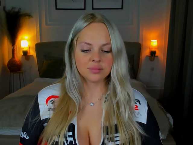 NikollaBlond live cam on BongaCams