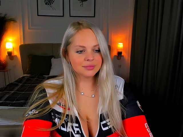NikollaBlond, en vivo ahora en BongaCams
