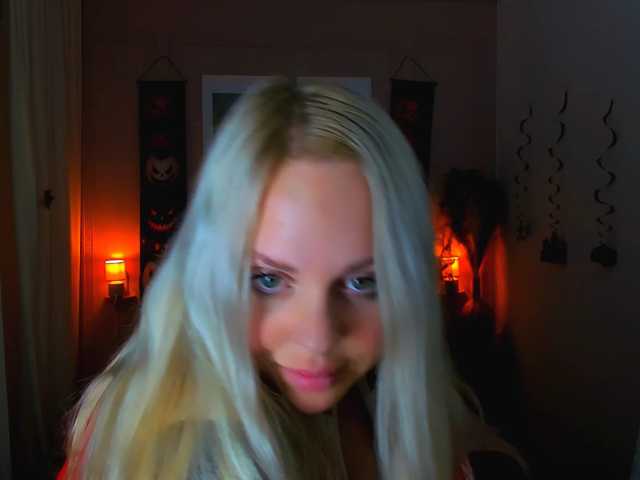 NikollaBlond live cam on BongaCams