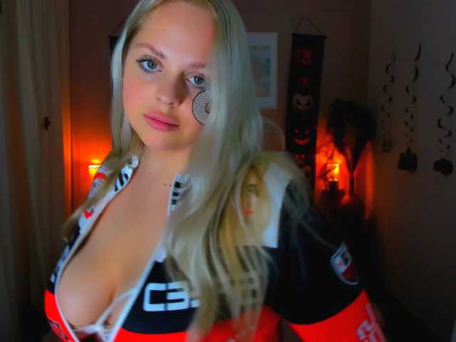 NikollaBlond live cam on BongaCams