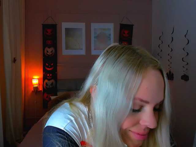 NikollaBlond live cam on BongaCams