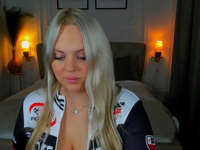 NikollaBlond live cam on BongaCams
