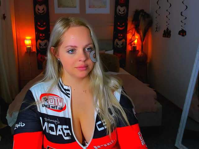 NikollaBlond live cam on BongaCams
