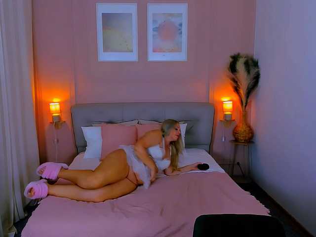 NikollaBlond, en vivo ahora en BongaCams