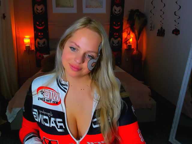 NikollaBlond live cam on BongaCams