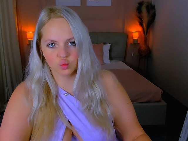 NikollaBlond live cam preview