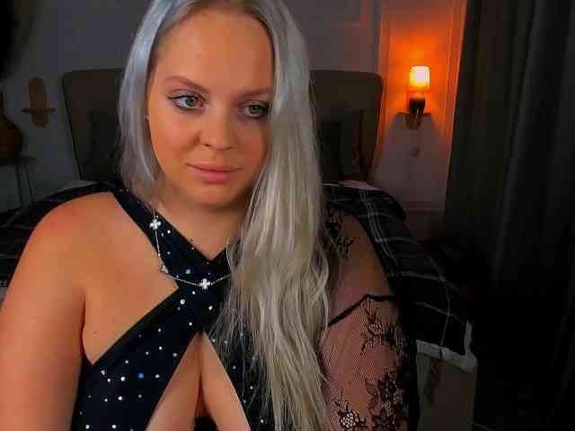 NikollaBlond webcam